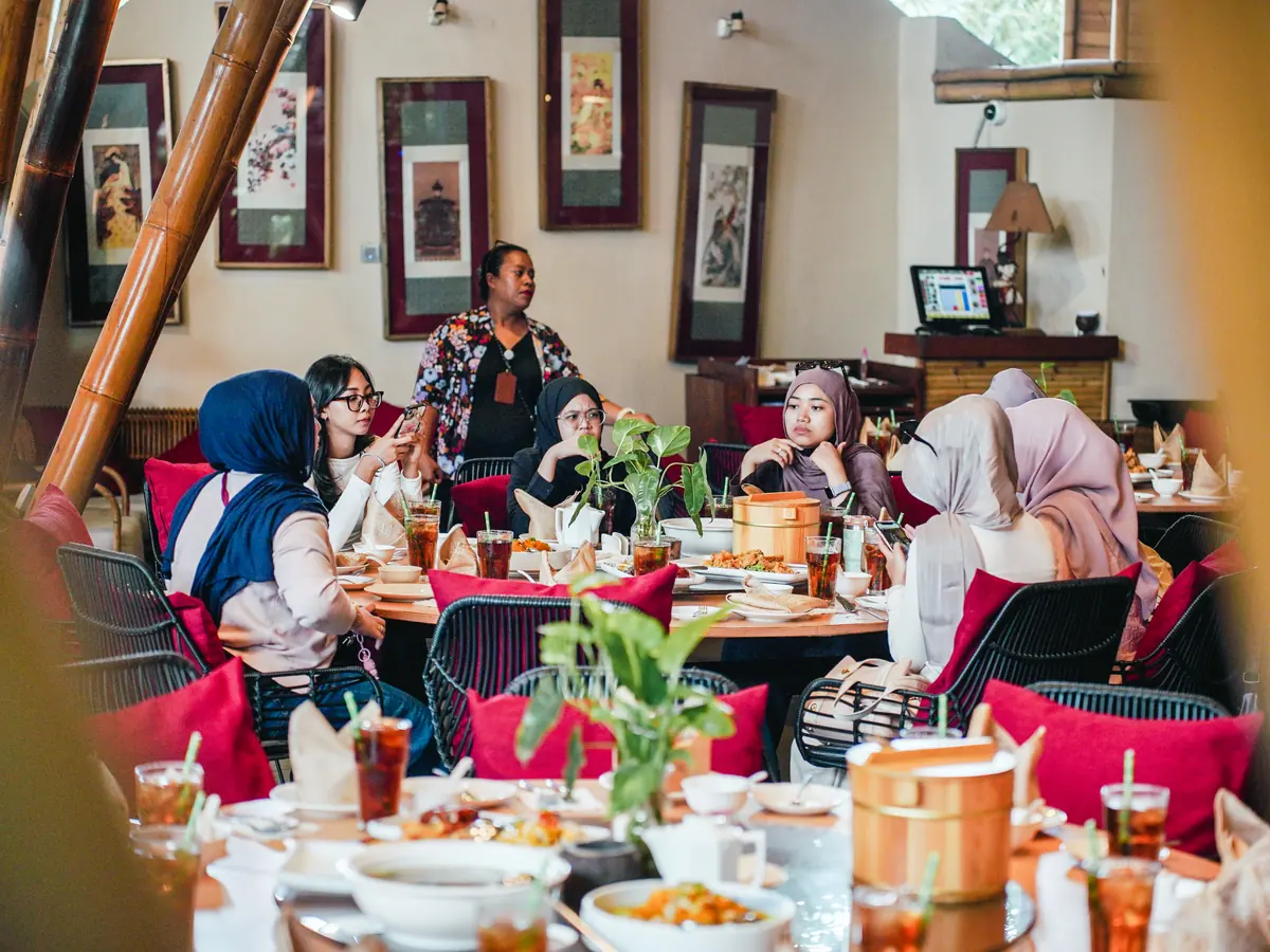 Peserta gathering menikmati makan bersama di restoran saat perjalanan ke Bali