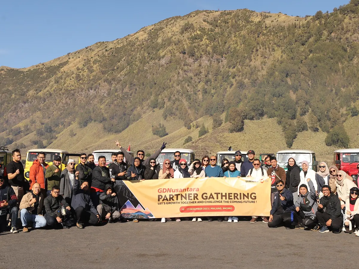 Ratusan peserta Partner Gathering berfoto bersama di lautan pasir Bromo