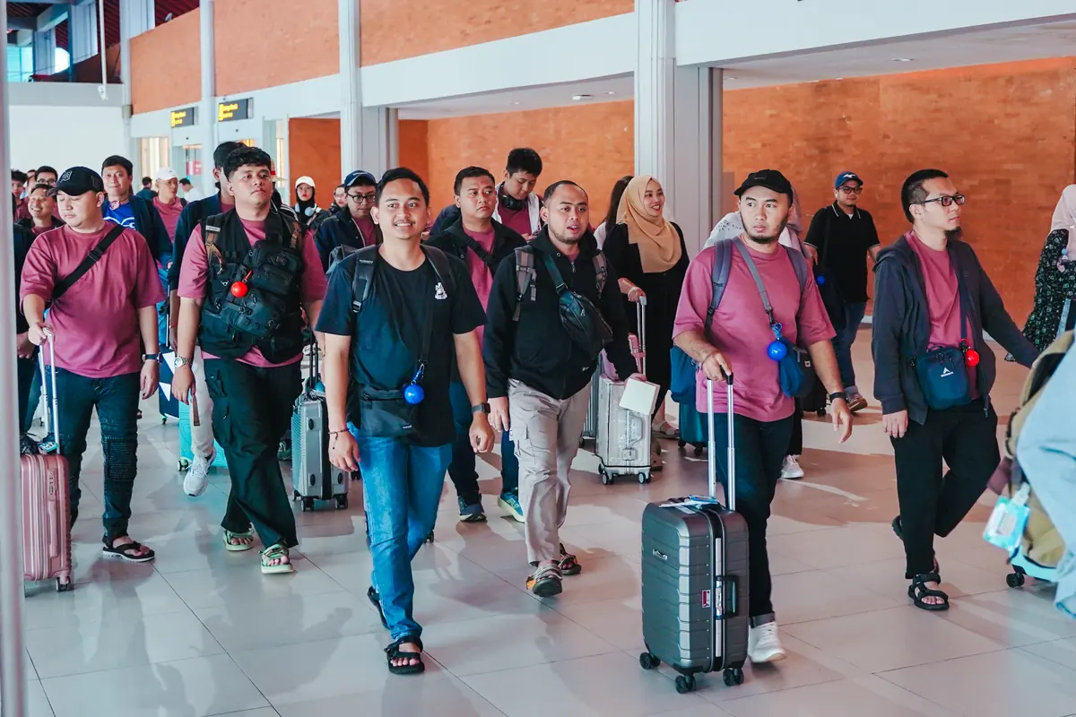 Rombongan peserta gathering tiba di bandara dengan koper, didampingi kru Mahesa