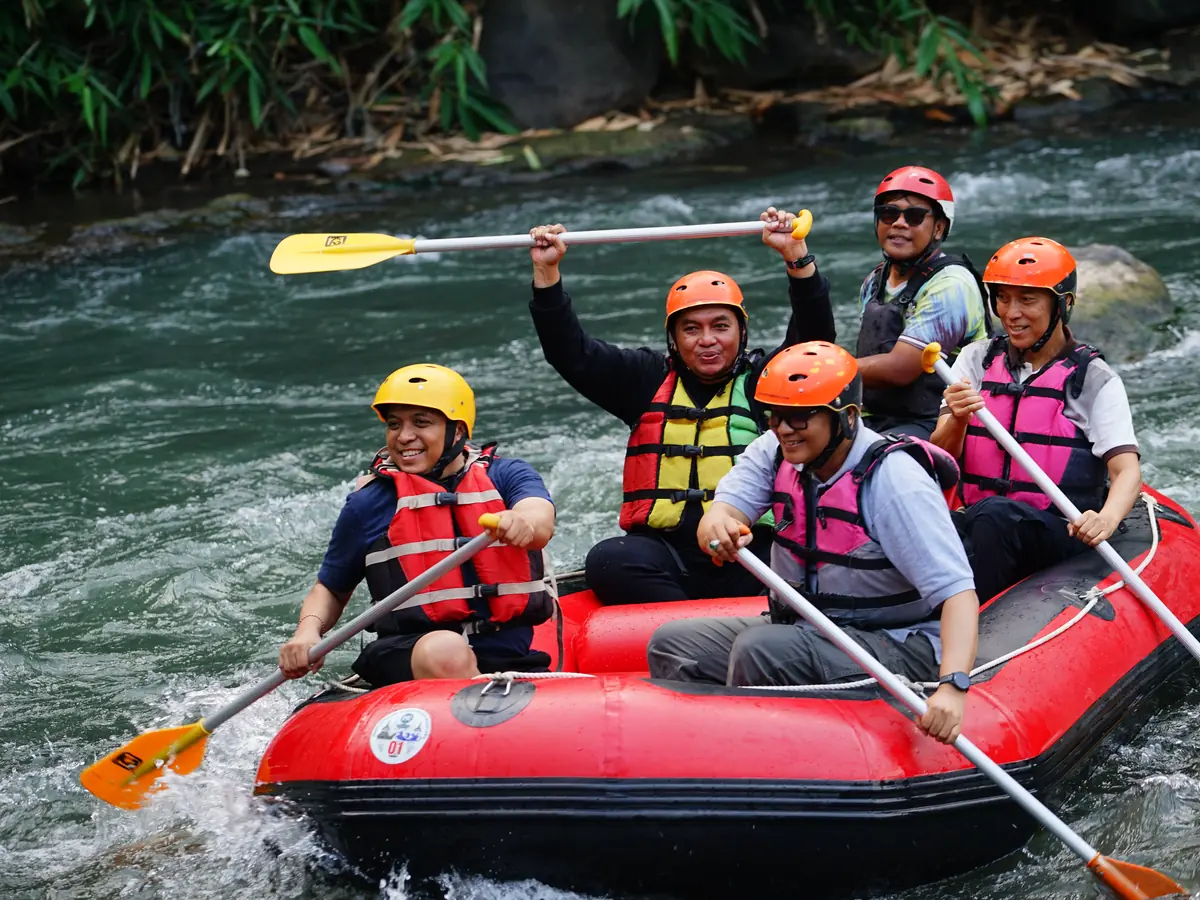Peserta gathering PNM Ventura Syariah mengarungi jeram dengan perahu karet