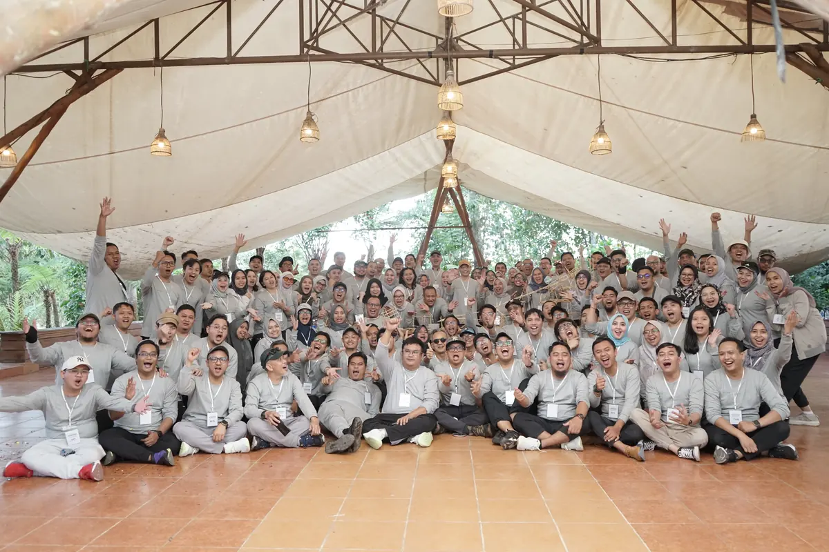 Ratusan karyawan InJourney Airports berfoto bersama di area tenda saat corporate bonding