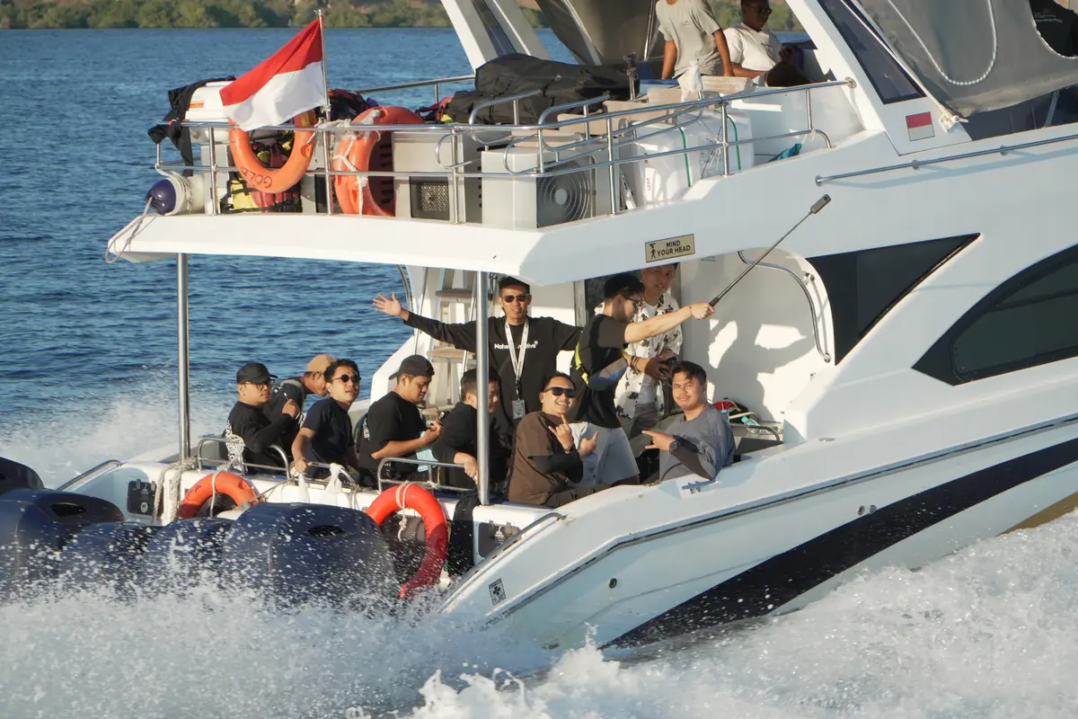 Peserta gathering PT Mitra Tekno Madani di atas speedboat di perairan Labuan Bajo
