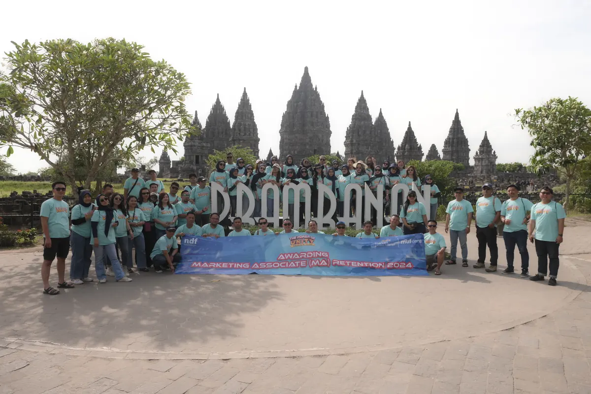 Peserta gathering Mandiri Utama Finance berfoto bersama di Candi Prambanan