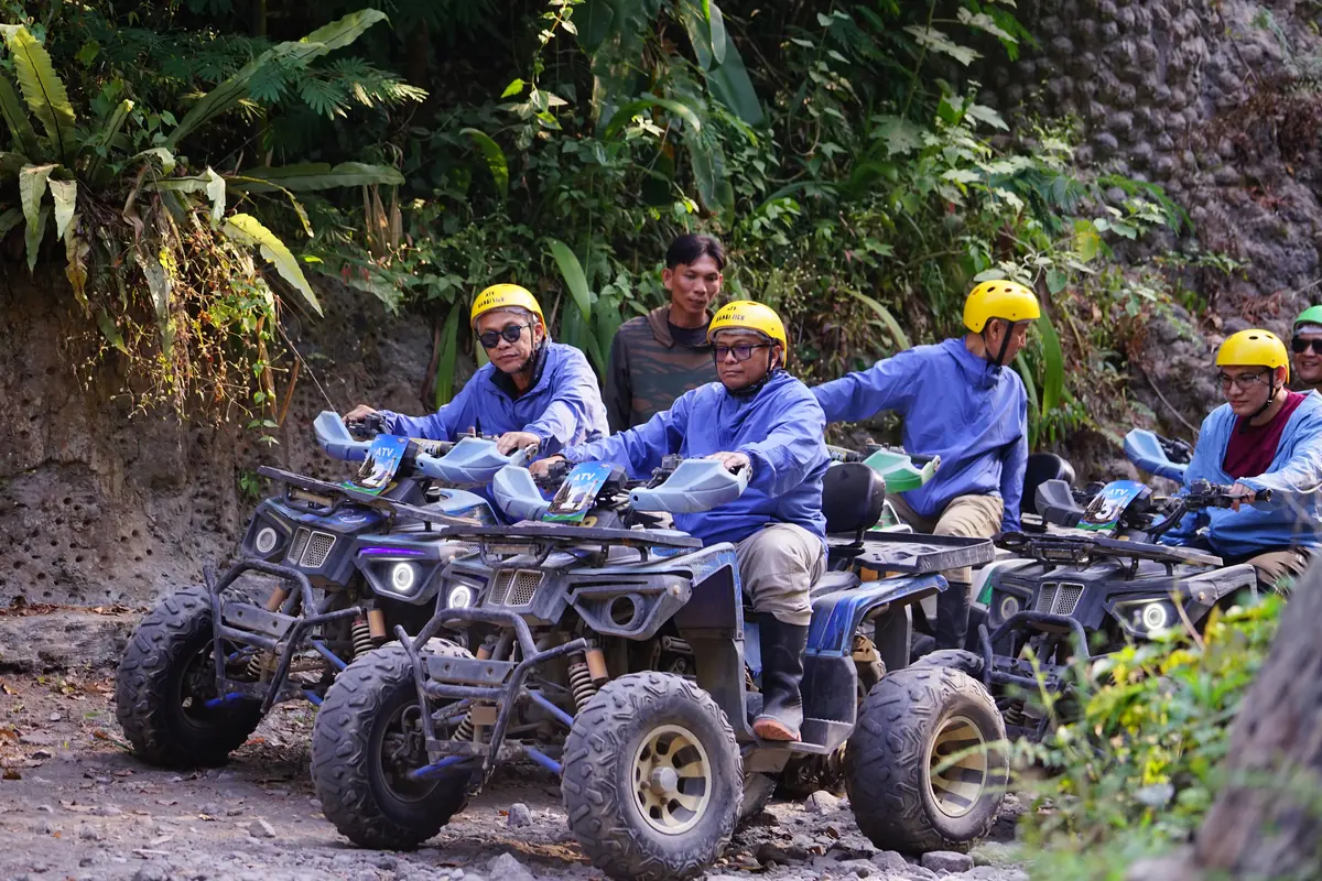 Peserta gathering PNM Ventura Syariah mengendarai ATV