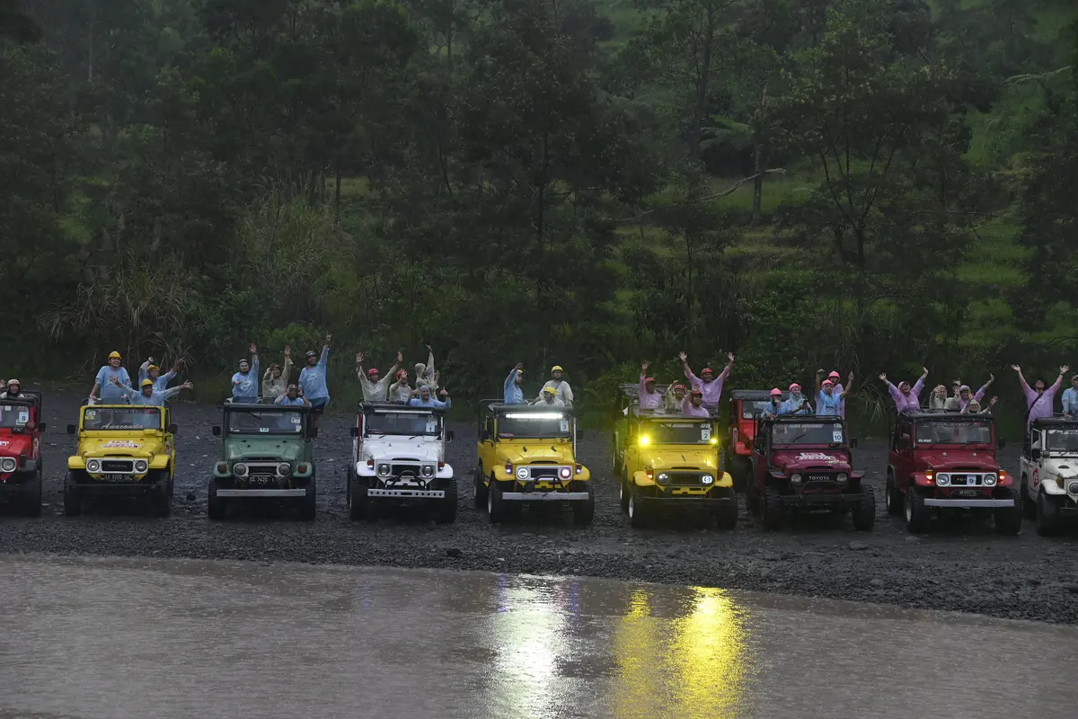 Deretan jeep peserta Rakernis Direktorat Teknik di kawasan Merapi