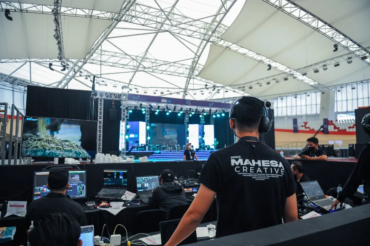Kru Mahesa Creative bertugas di balik panggung event dengan headset