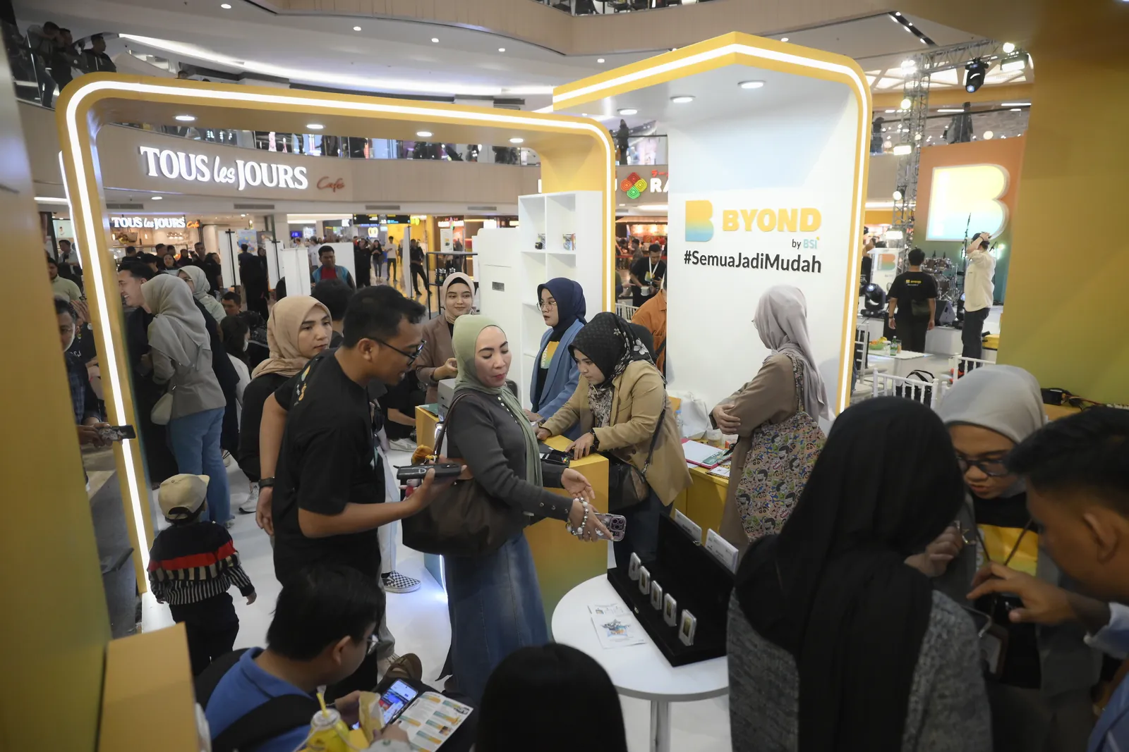 Pengunjung di booth BYOND Fest