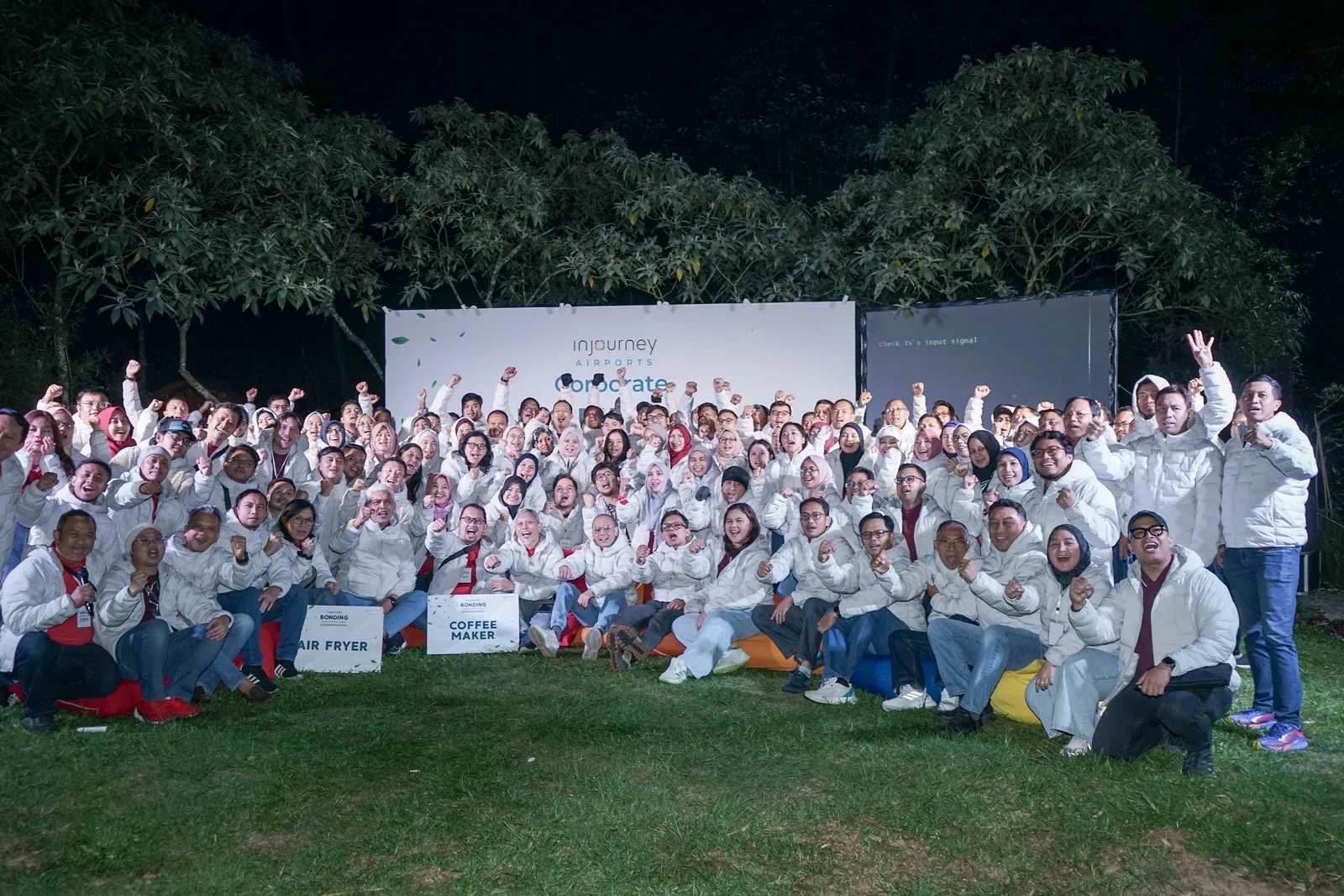 Foto bersama karyawan di malam hari corporate bonding