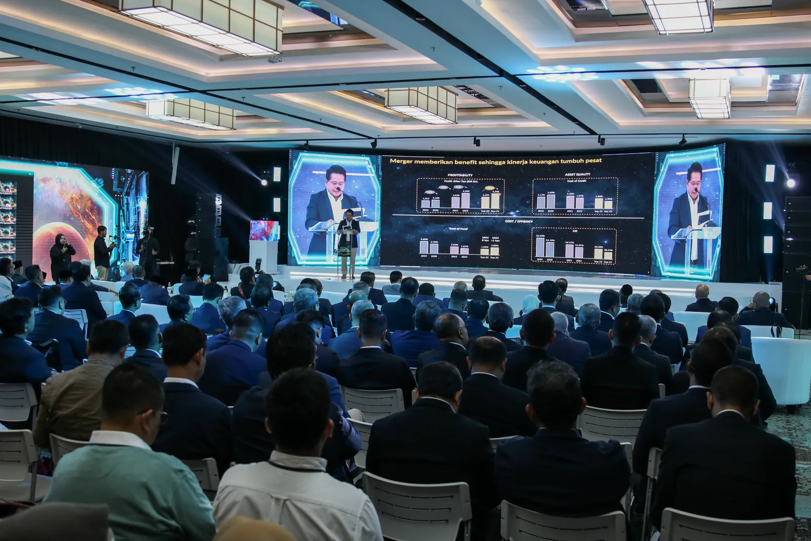 Ruang rakernas BSI 2024 dengan layar panggung dan peserta