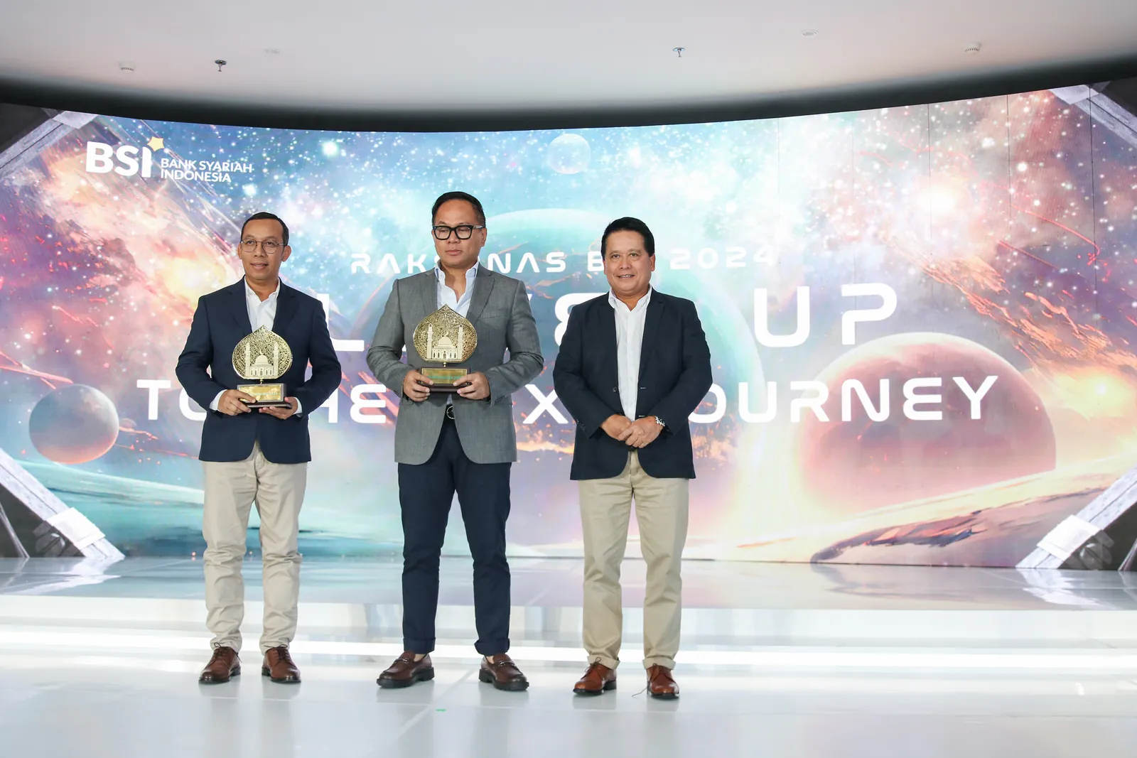 Penerima penghargaan di panggung Rakernas BSI 2024