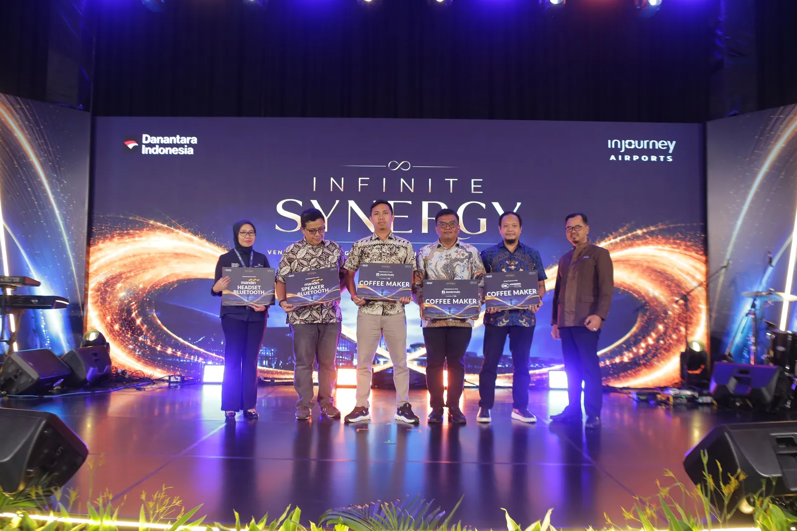 Foto bersama di panggung Vendor Gathering Infinite Synergy